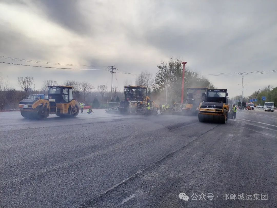 【工程施工】邯郸东收费站改扩建工程主线路面顺利完成摊铺，取得阶段性成果